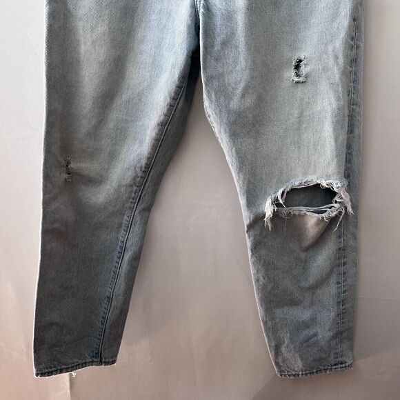 LEVI's Jeans Women's Size 30 Distressed Faded Button Fly Crop Fit Light Wash - Picture 3 of 13